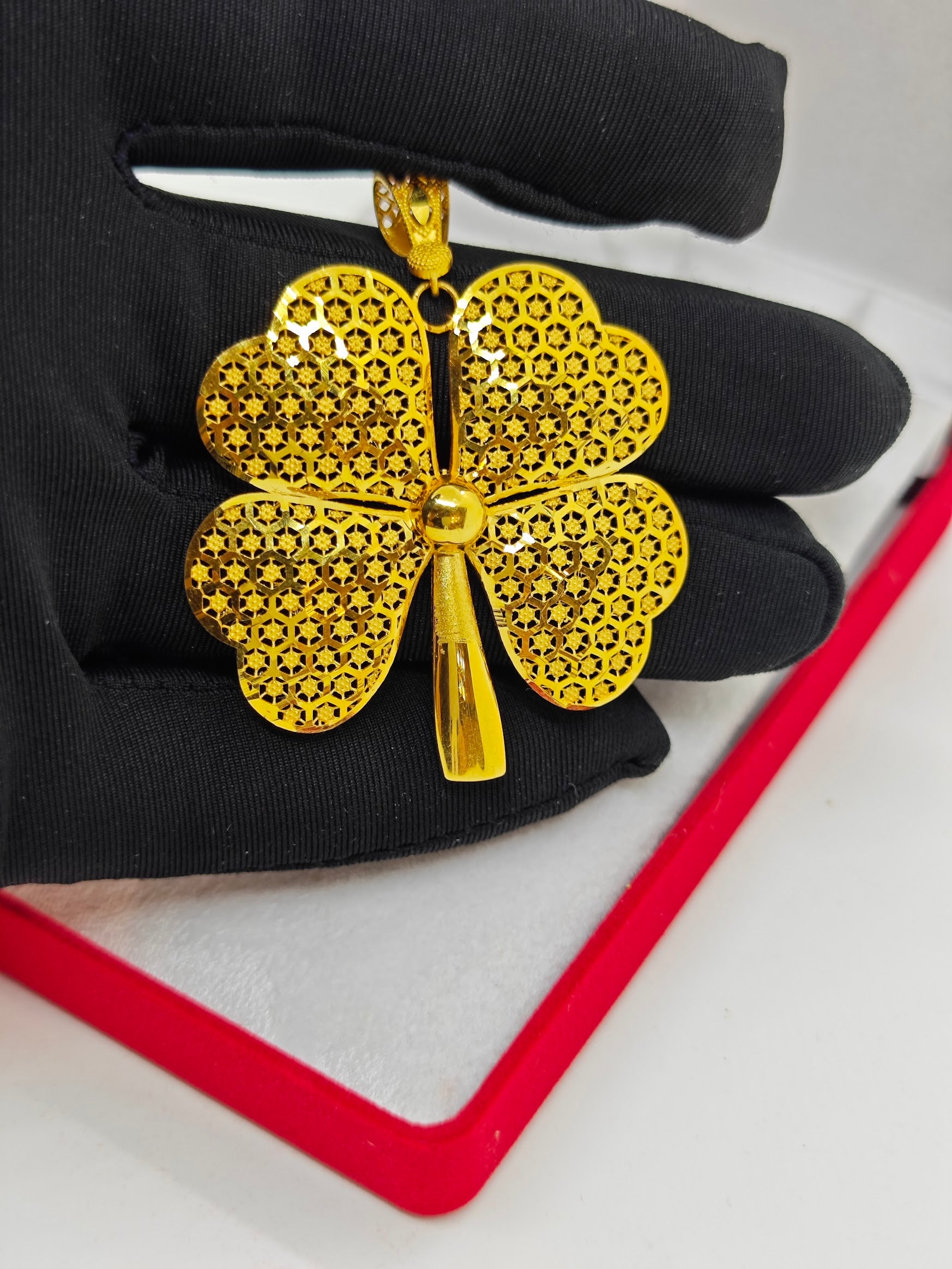 Zarif Ve Gösterişli Yonça Desenli Kolye Uçu