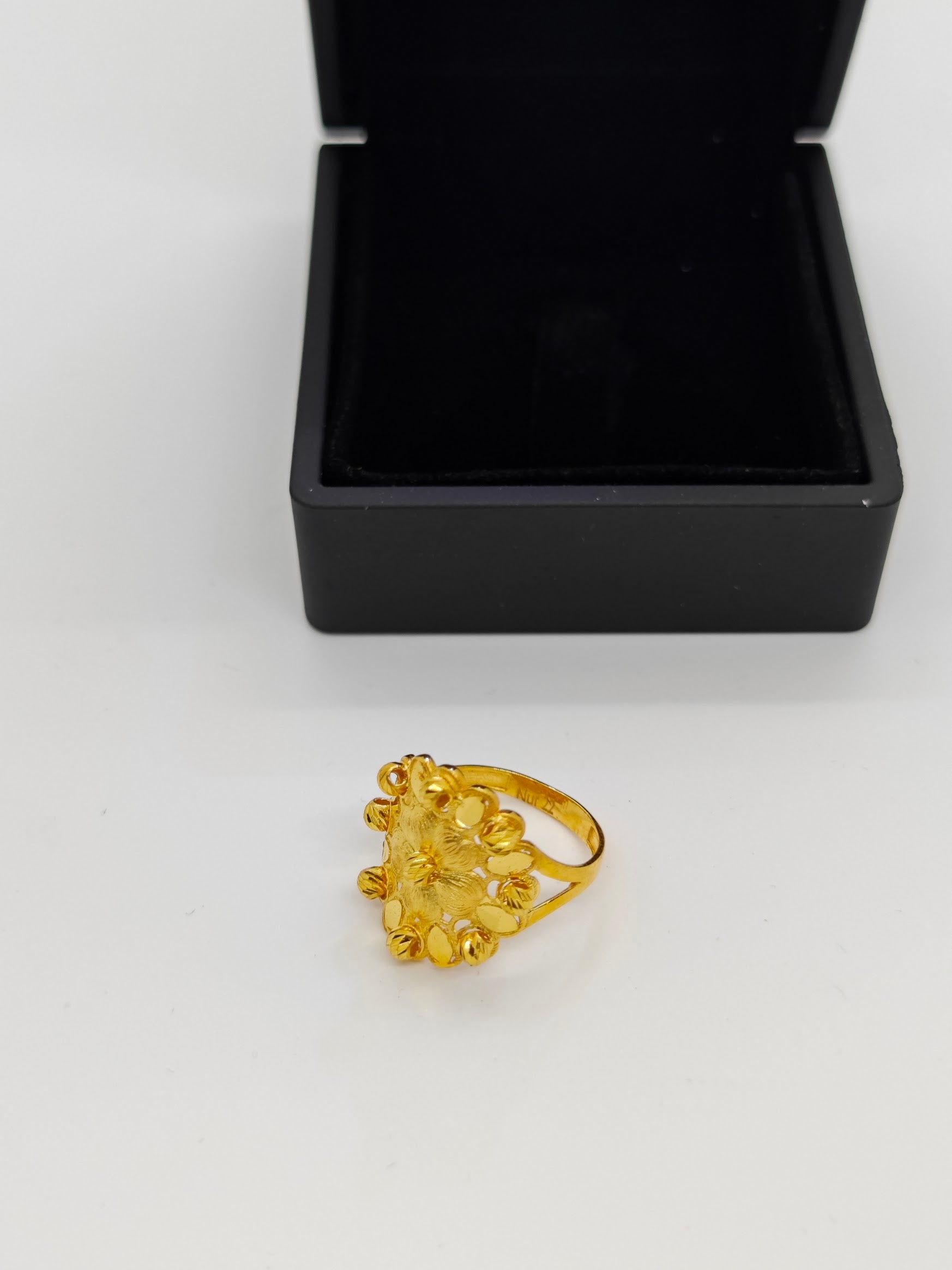 8 Top Dorikalı 22 Ayar Baget Altın Yüzük