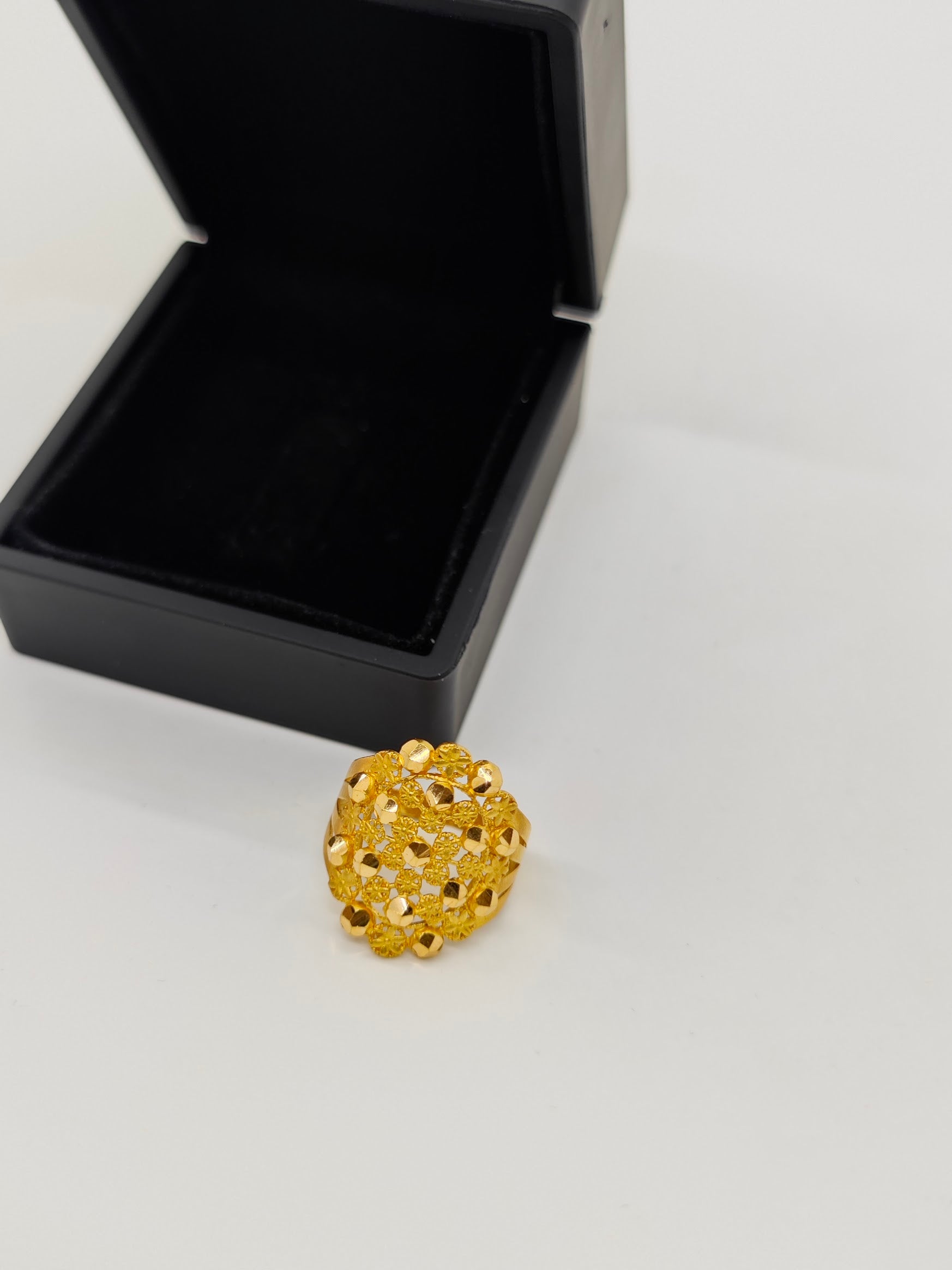 İşlemeli Zarif Ve Şık 22 Ayar Altın Yüzük