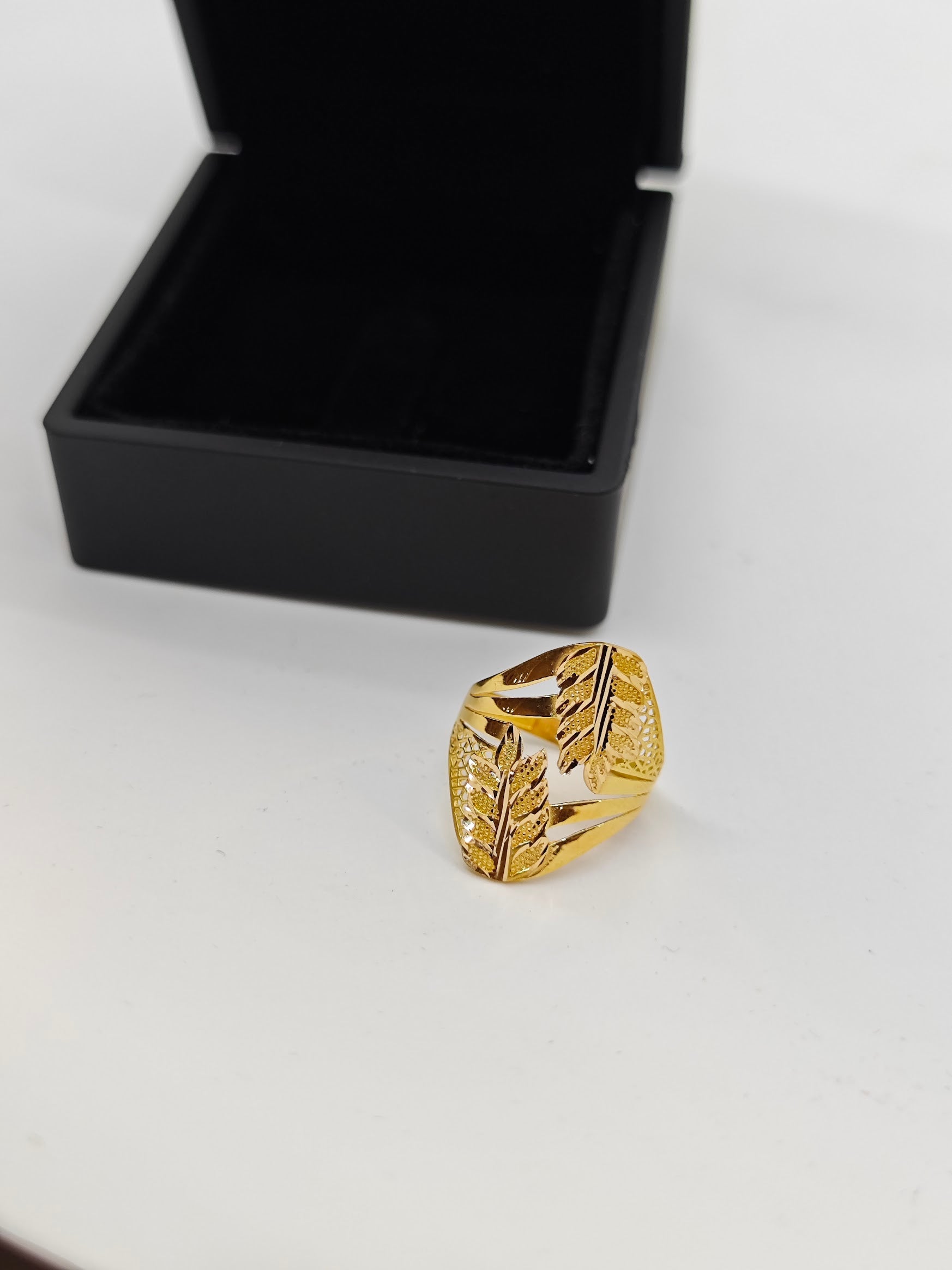 Başak Serisi Yaldızlı Yaprak Desenli 22 Ayar Altın Yüzük