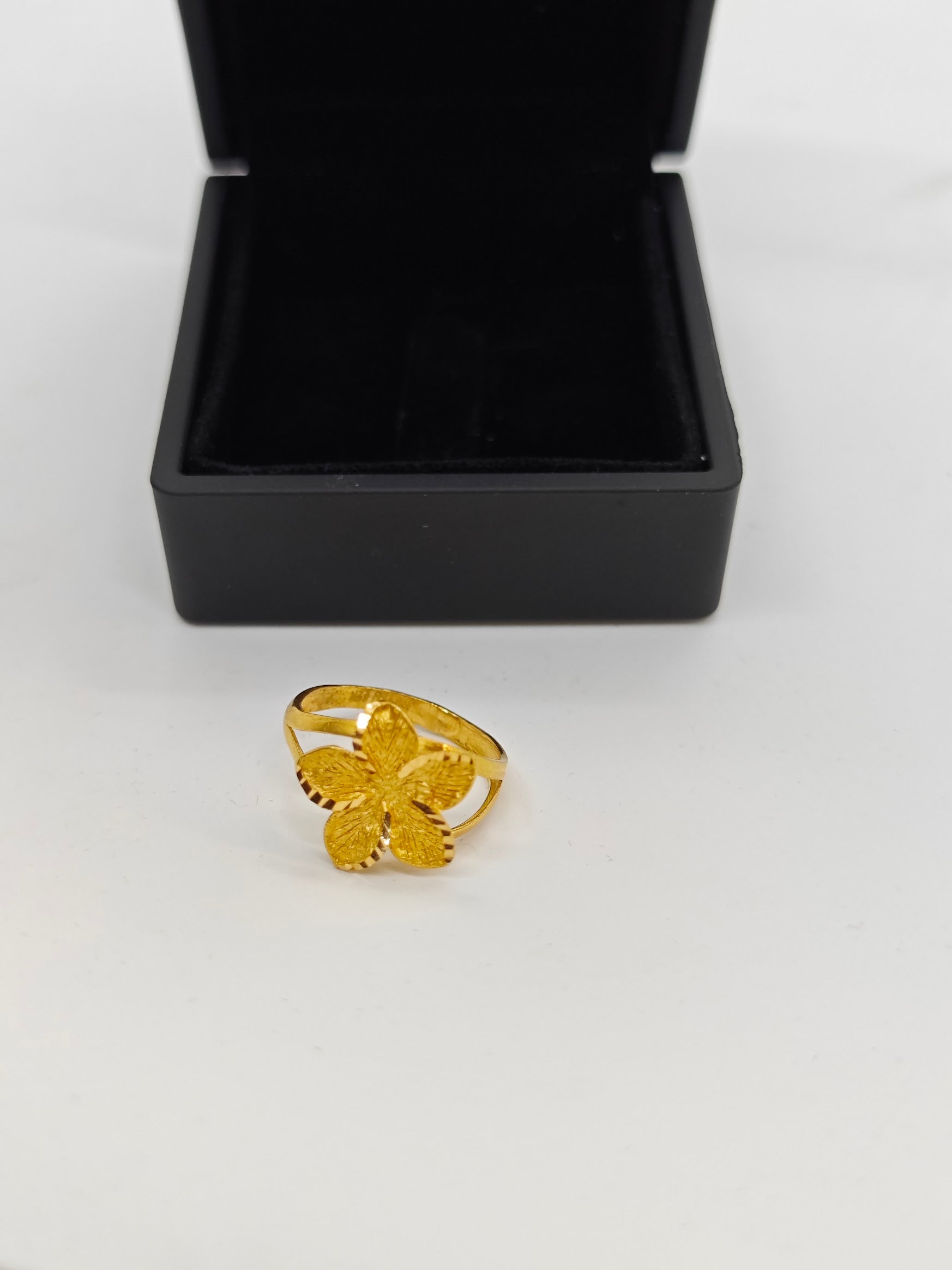 Çiçek Desenli 22 Ayar Yüzük