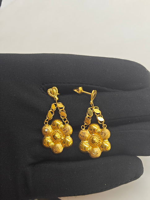 Çiçek Desenli Lazer İşlemeli 22 Ayar Altın Küpe K000351