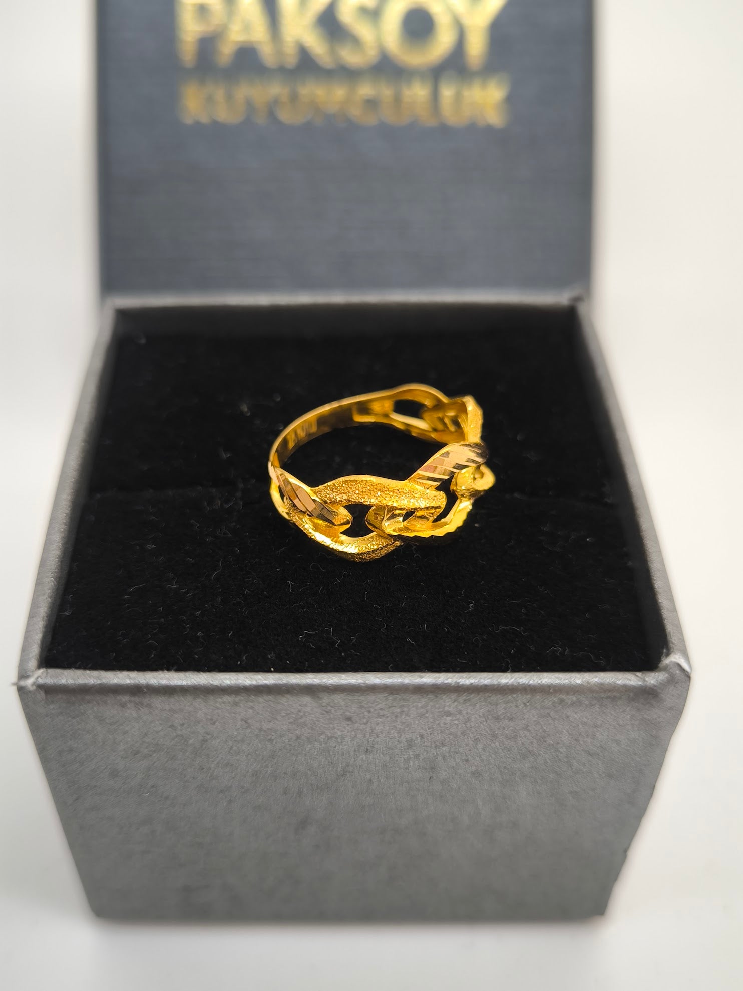 Örgü Model İşlemeli Ve Yaldızlı Yüzük 22 Ayar Altın Yüzük Y000638