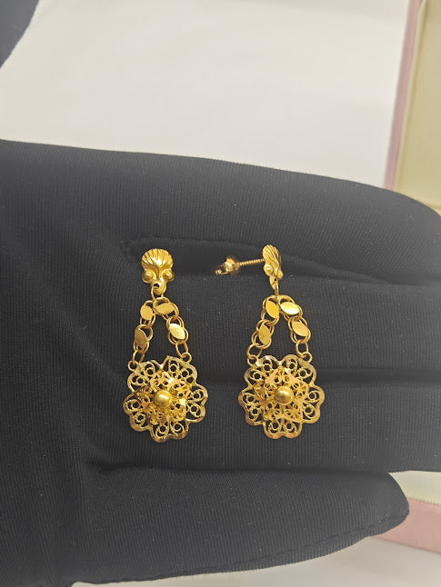 Çiçek Desenli 22 Ayar Altın Küpe K000341