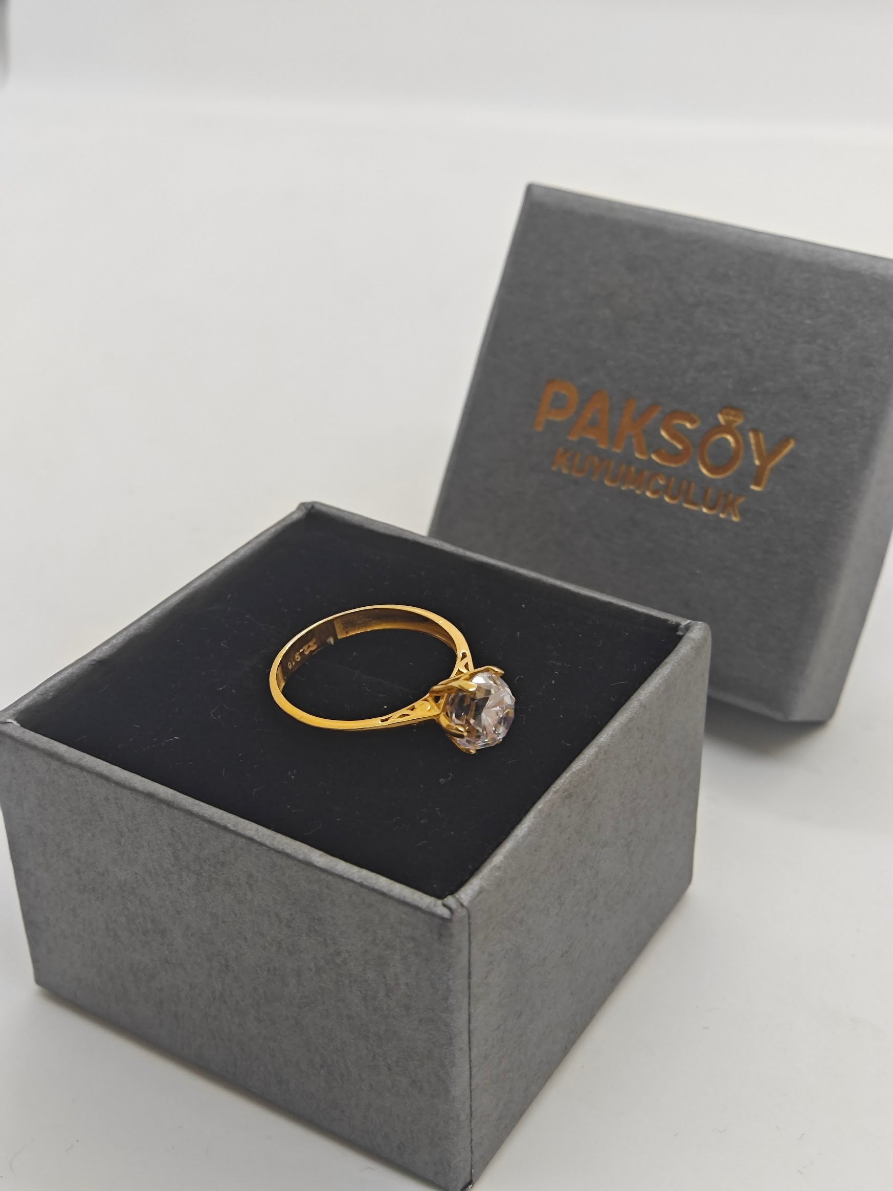 Zarif Ve Şık Desenli Tek Taş Altın Yüzük