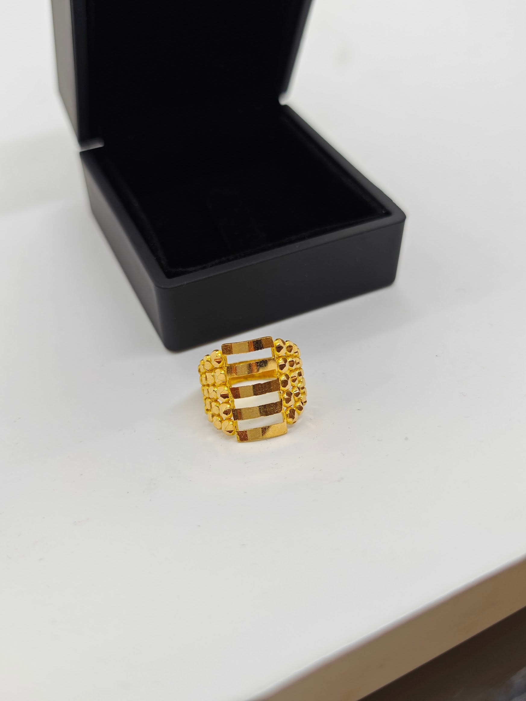 Dorikalarla Süslenmiş Kaburga Desenli 22 Ayar Altın Yüzük