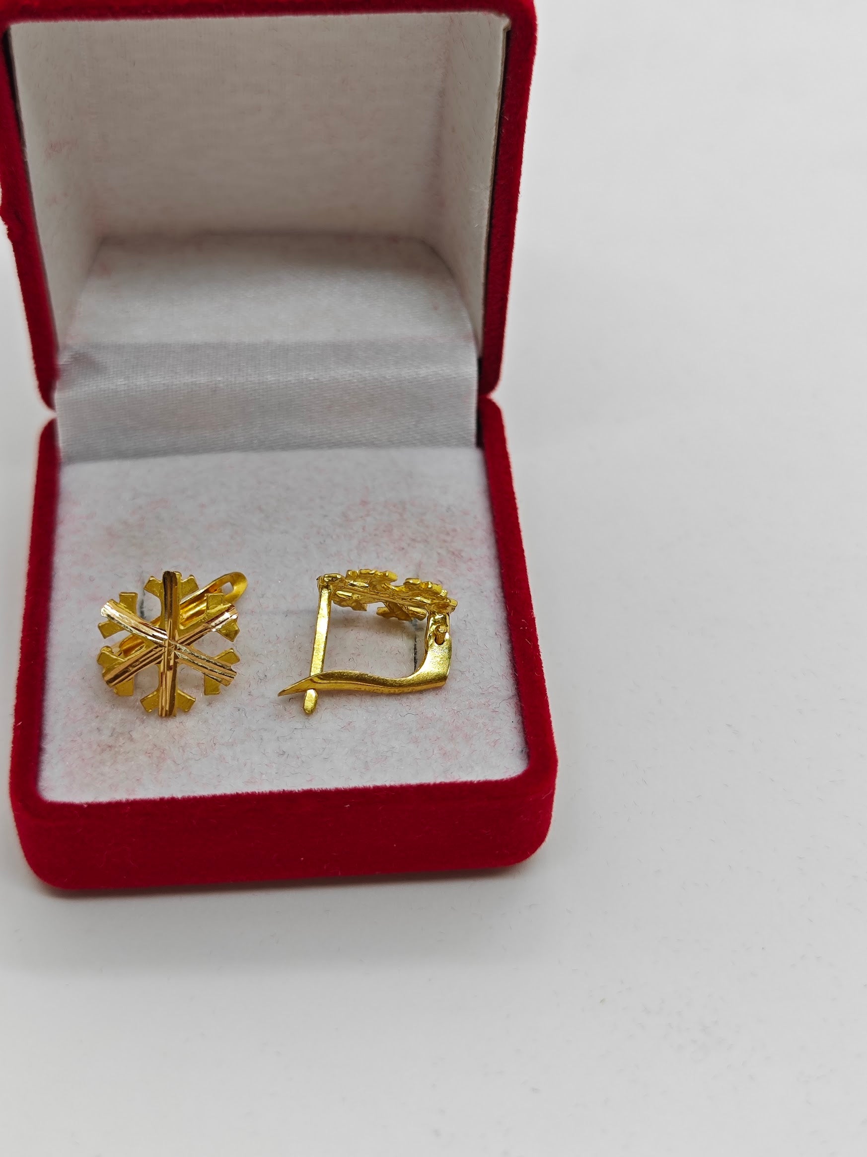 Kar Tanesi Şeklinde 22 Ayar J Küpe