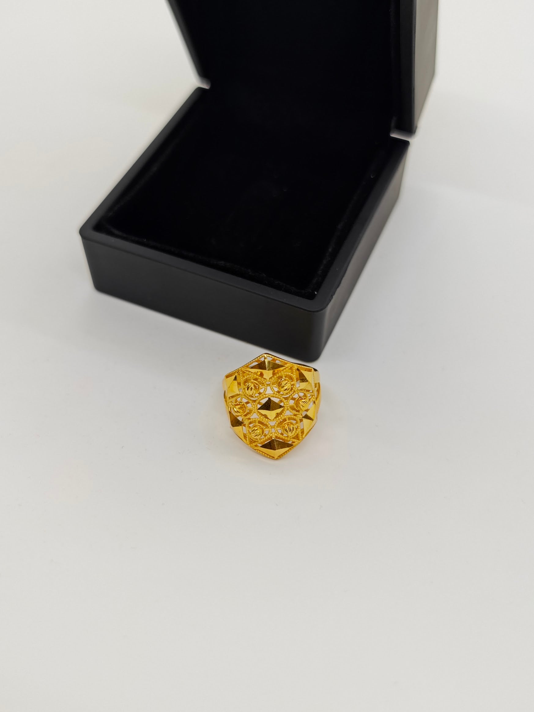 Dorikalarla Süslenmiş Elmas Kesim 22 Ayar Altın Yüzük