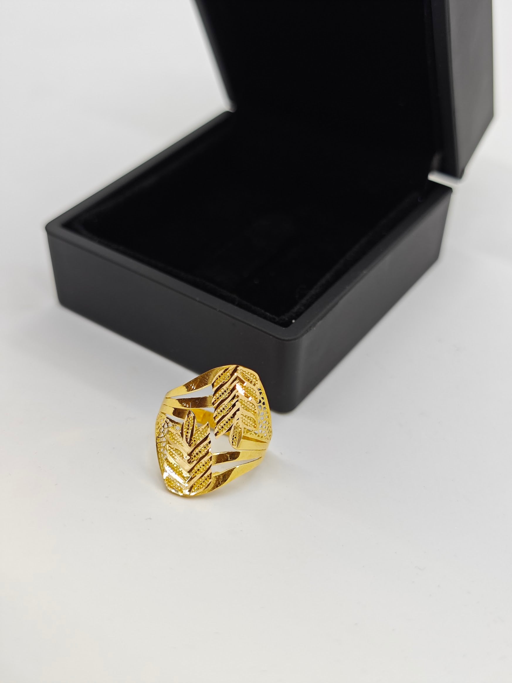 Başak Serisi Dallarla Süslenmiş 22 Ayar Altın Yüzük