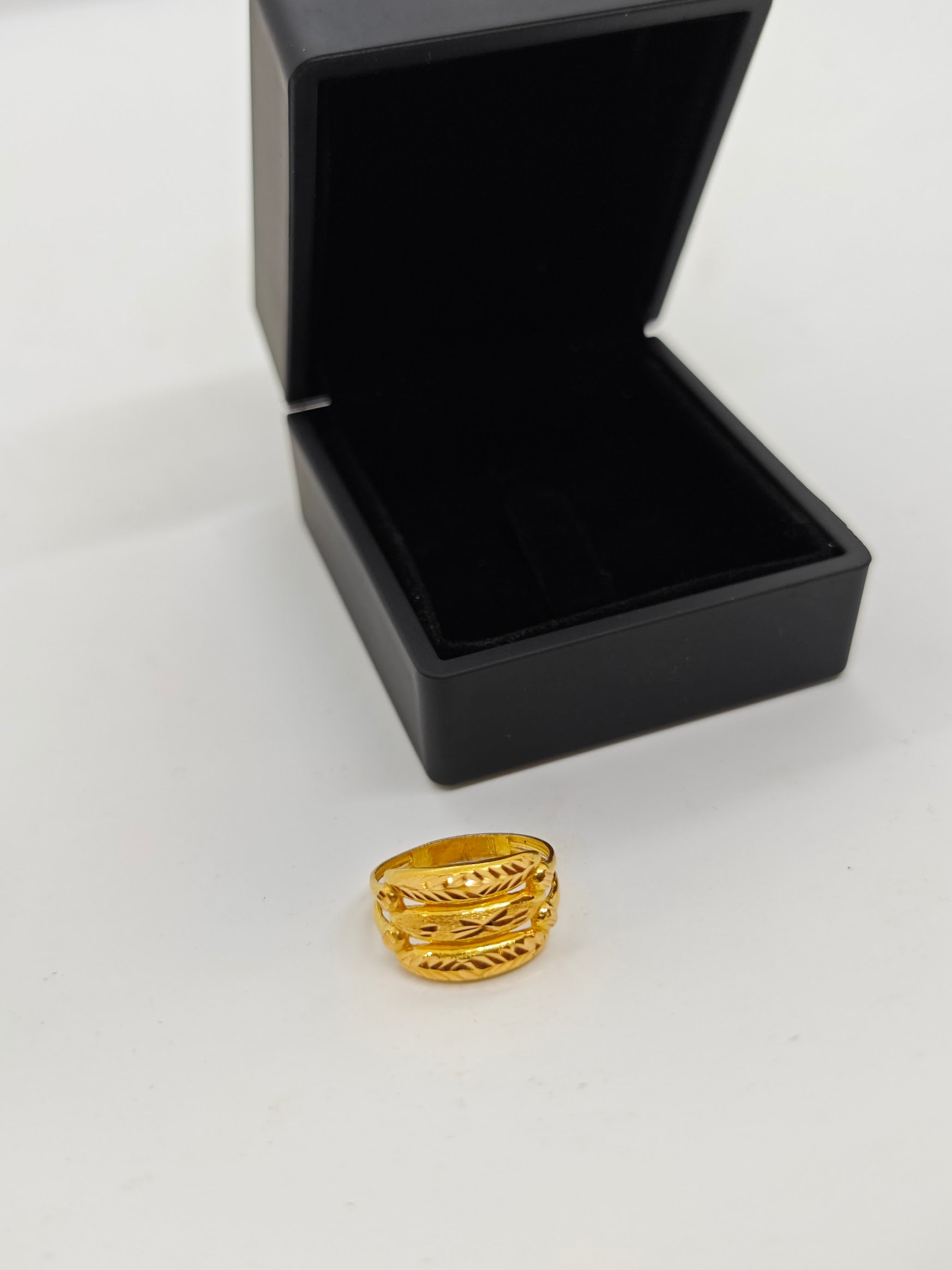 Kaburga Desenli Yaldızlı 22 Ayar Altın Yüzük