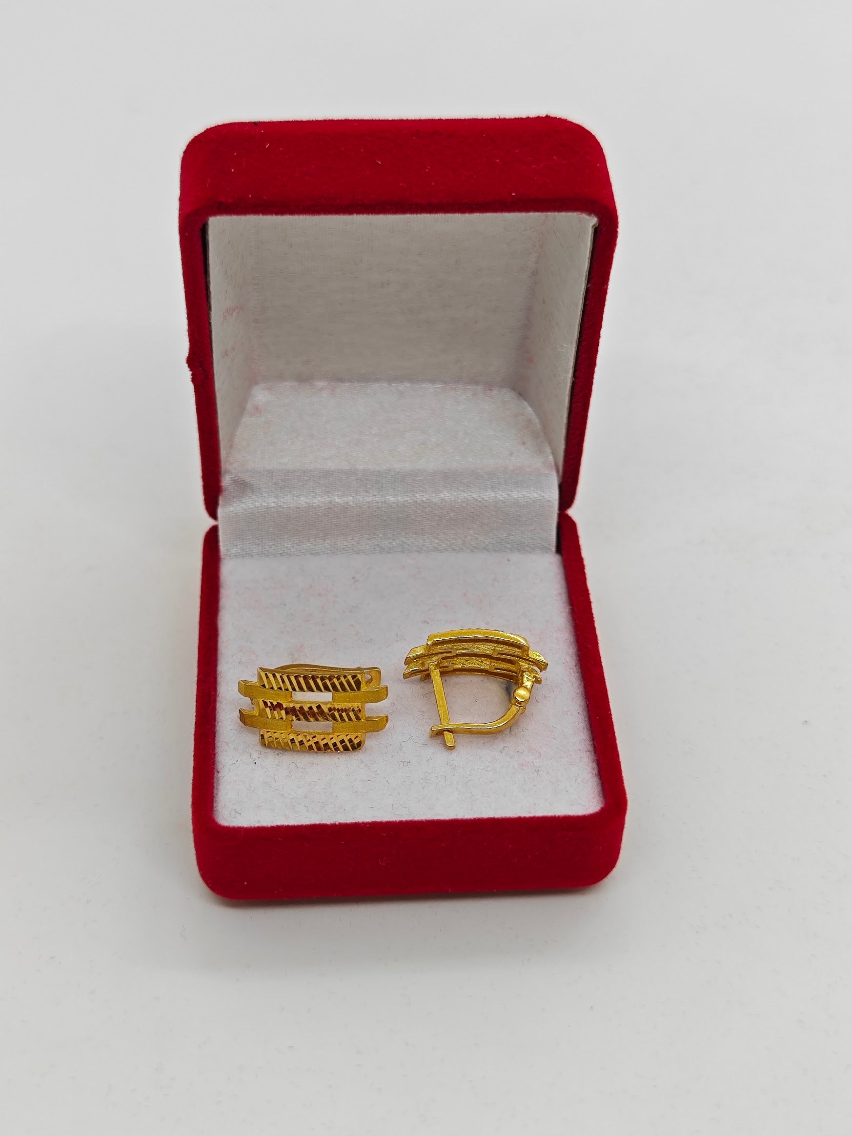 Yaldızlı 3 Sıra Kaburga Şeklinde J Küpe 22 Ayar