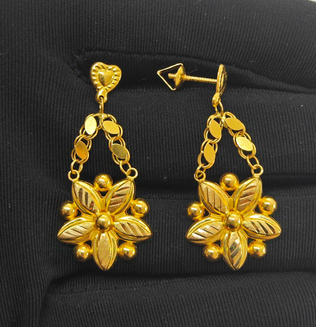 Lazer İşlemeli Yıldız Desenli 22 Ayar Altın Küpe K000410