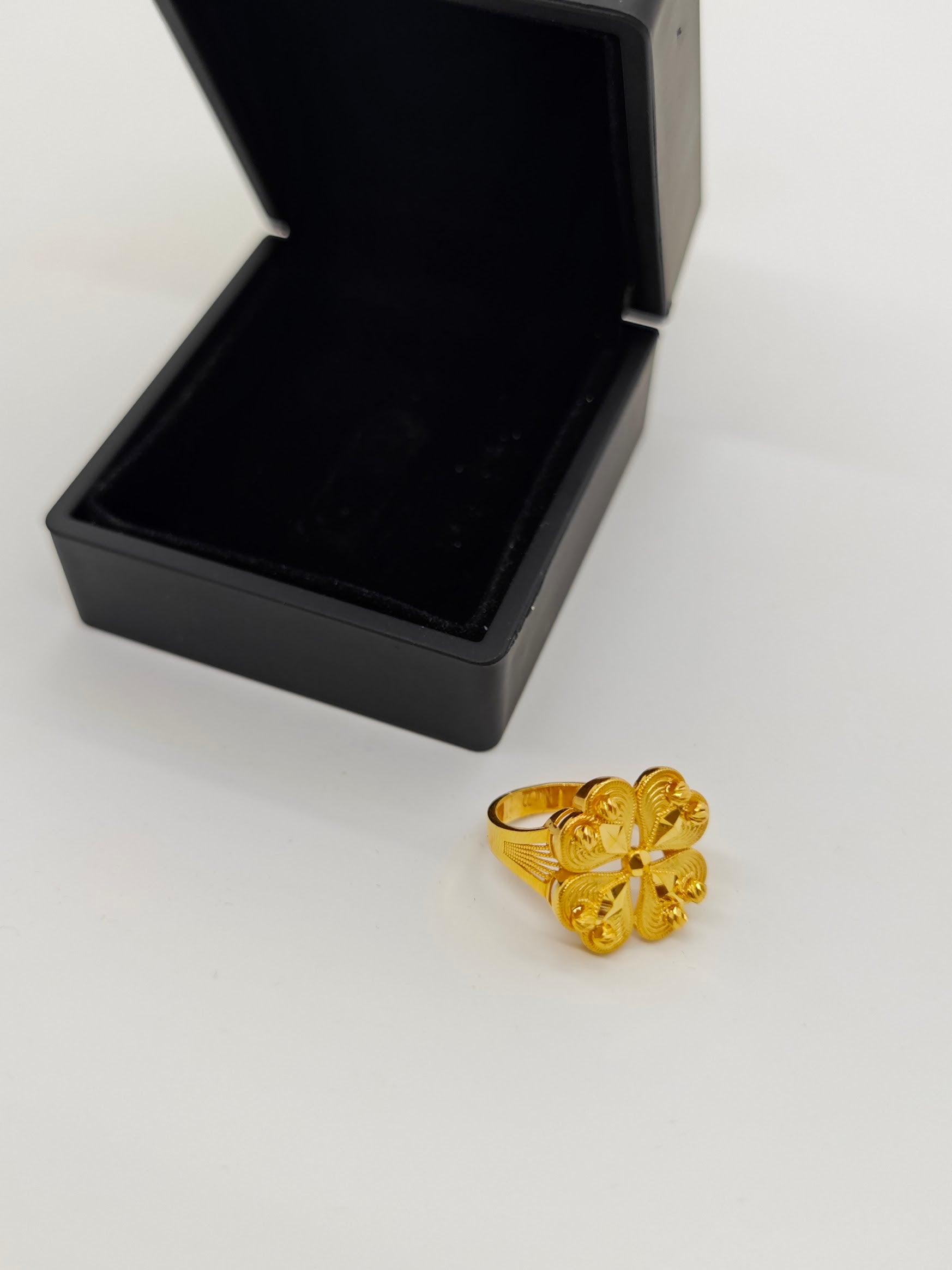 Yonca Desenli Dorika Süslemeli 22 Ayar Altın Yüzük