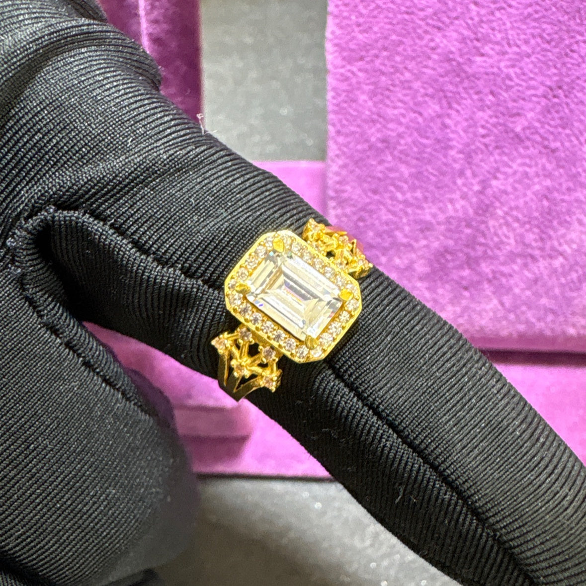 22 Ayar Altın Taşlı Yüzük Modern Tasarım 2.93gr 15 Numara Kadın - T00243