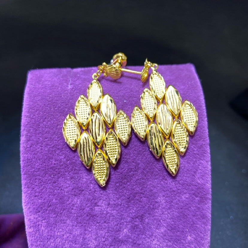 22 Ayar Altın Küpe Baklava Dilimi Modern Tasarım 4.31gr Kadın - K01000