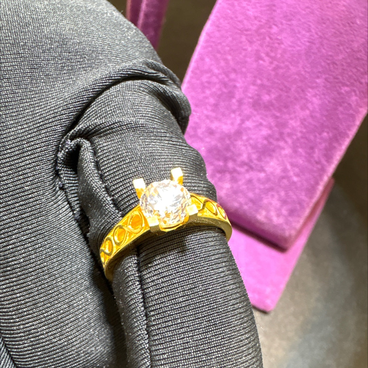 22 Ayar Altın Taşlı Yüzük Modern Tasarım 3.52gr 14 Numara Kadın - T00257