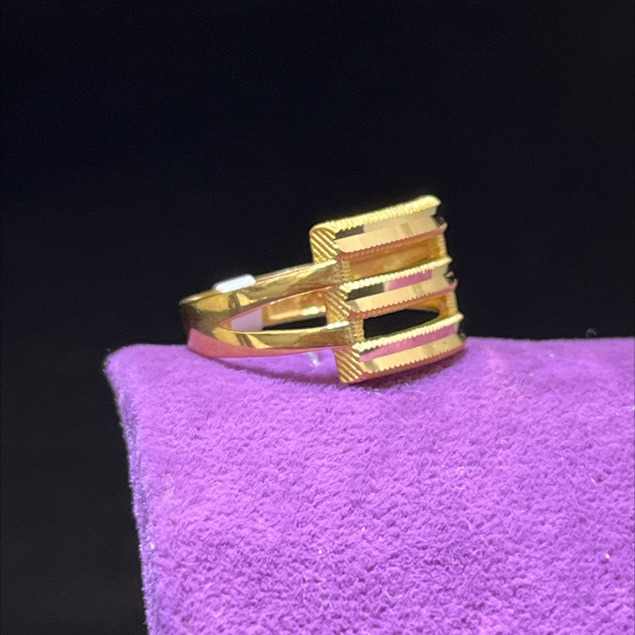 22 Ayar Altın Yüzük Kaburga Modern Tasarım 3.81gr 19 Numara Kadın - Y01018