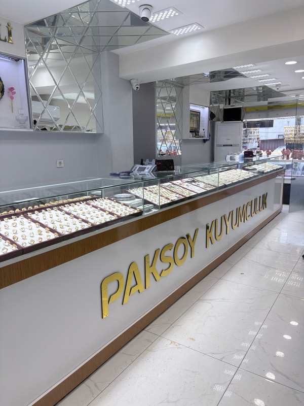 Paksoy Kuyumculuk mağaza iç mekan — vitrin ve tezgah görünümü