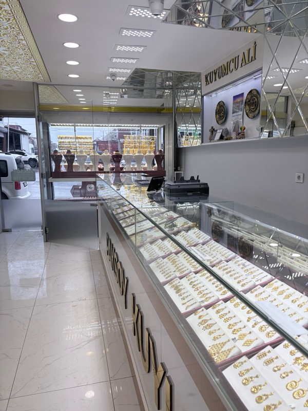 Paksoy Kuyumculuk mağaza içi — ürün vitrinleri